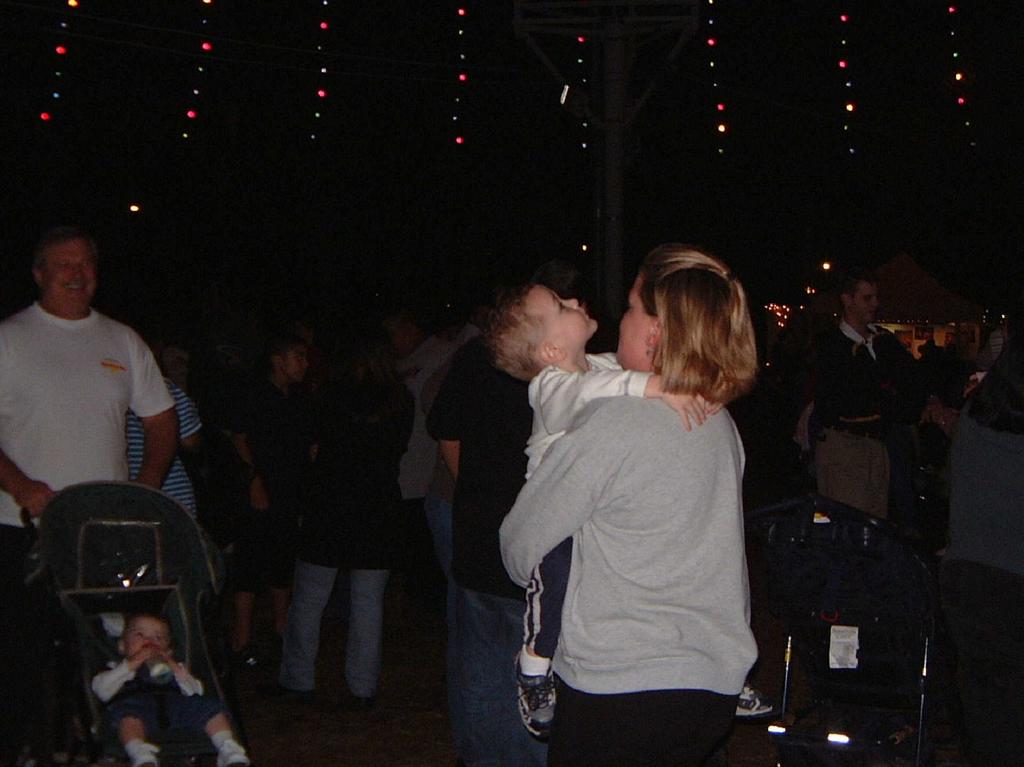 2002/12(Dec)/02(PreChristmas-Fun)/1024x768_2002-12-16 1-TRAIL-OF-LIGHTS.JPG